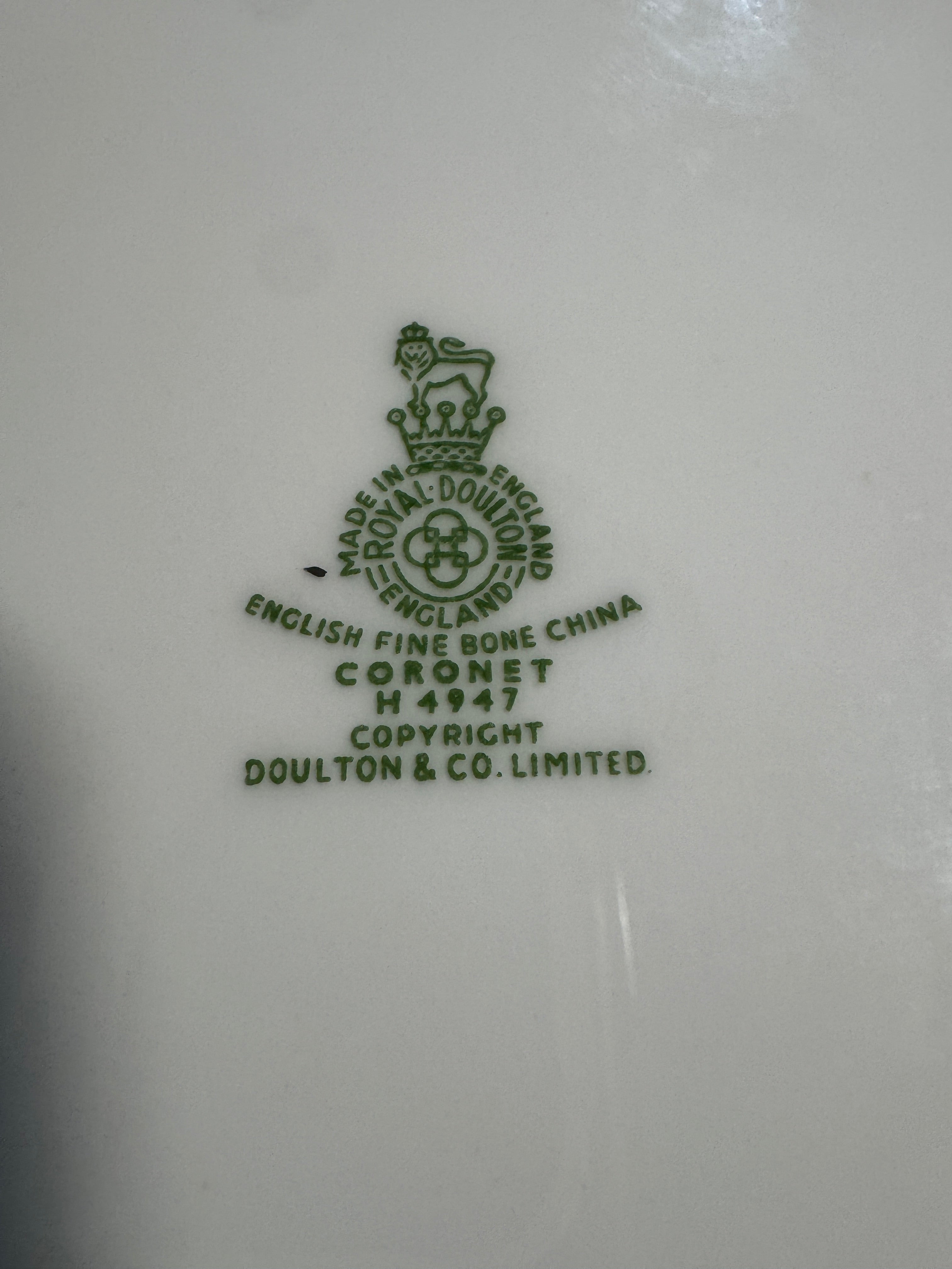 Royal Doulton Coronet H4947 Twenty-Piece Service for Ten